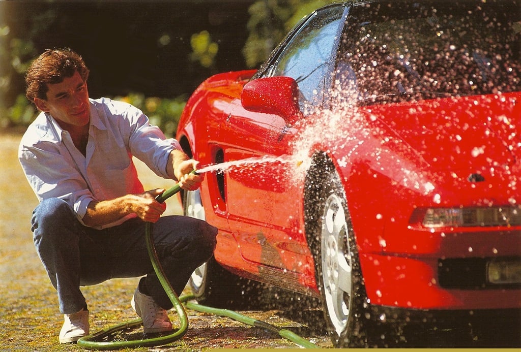 Senna tvättar sin Honda