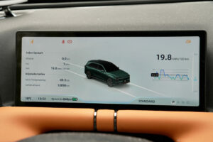 Digital instrumentpanel i bilen som visar fordonsinformation.