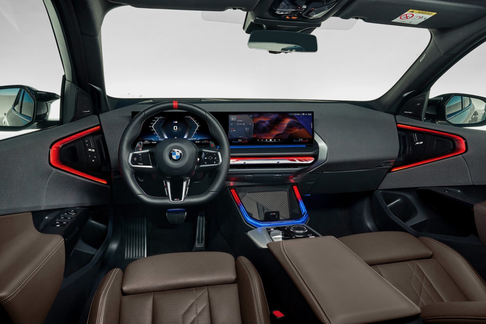 BMW-interiör med en modern design och röda accenter på instrumentbrädan