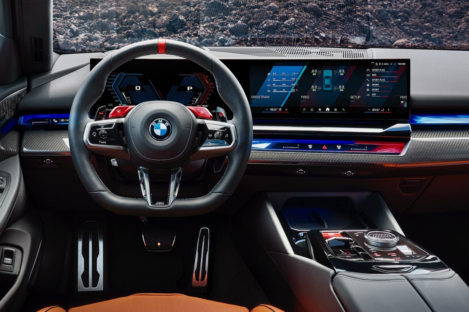 Förarplatsen i en BMW M5 med digitala instrument och skärmar.