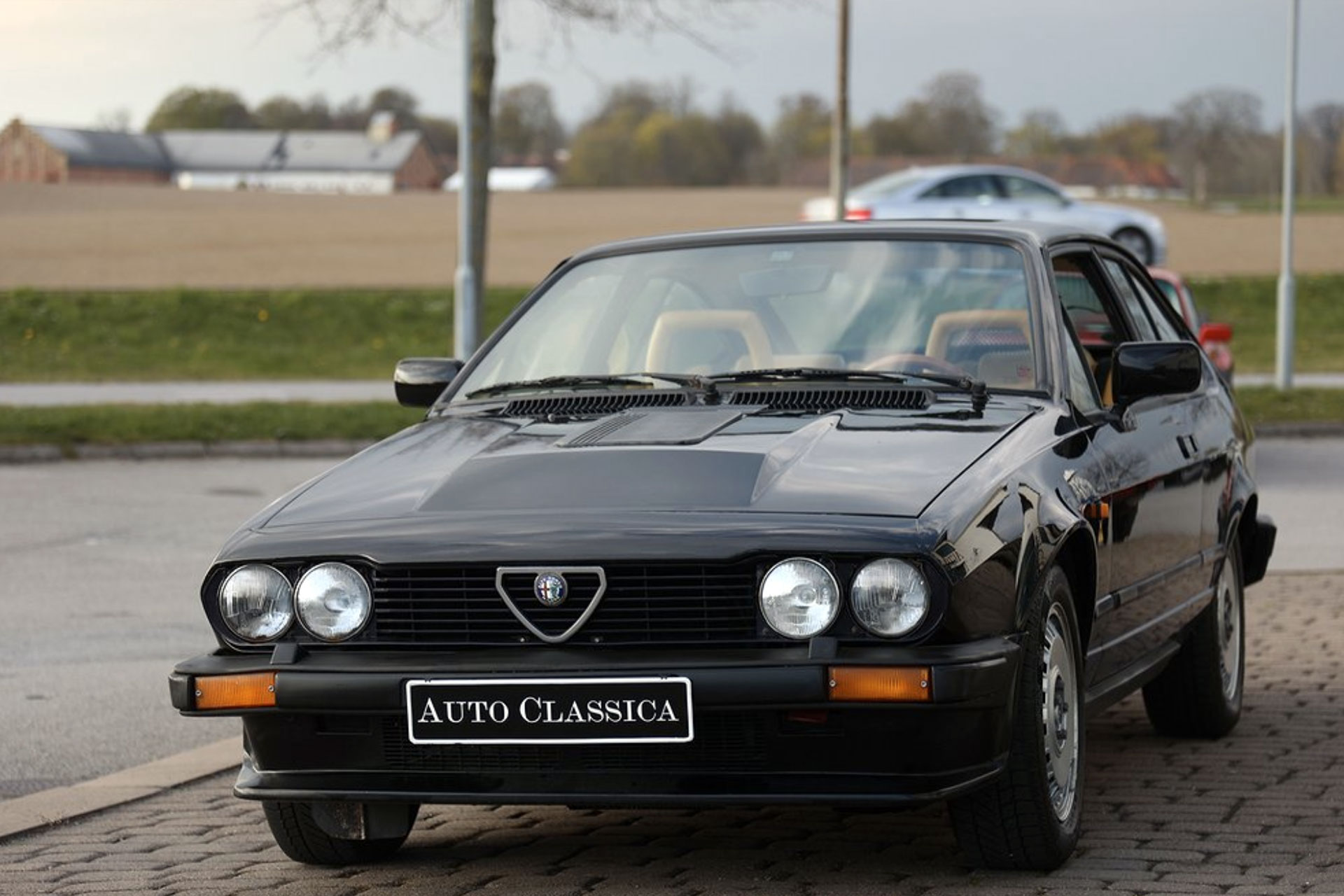 Svart alfa romeo gtv6 framifrån