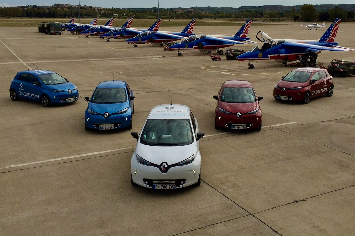 5 Renault zoe i olika färger uppställda i v-formation på flygfält