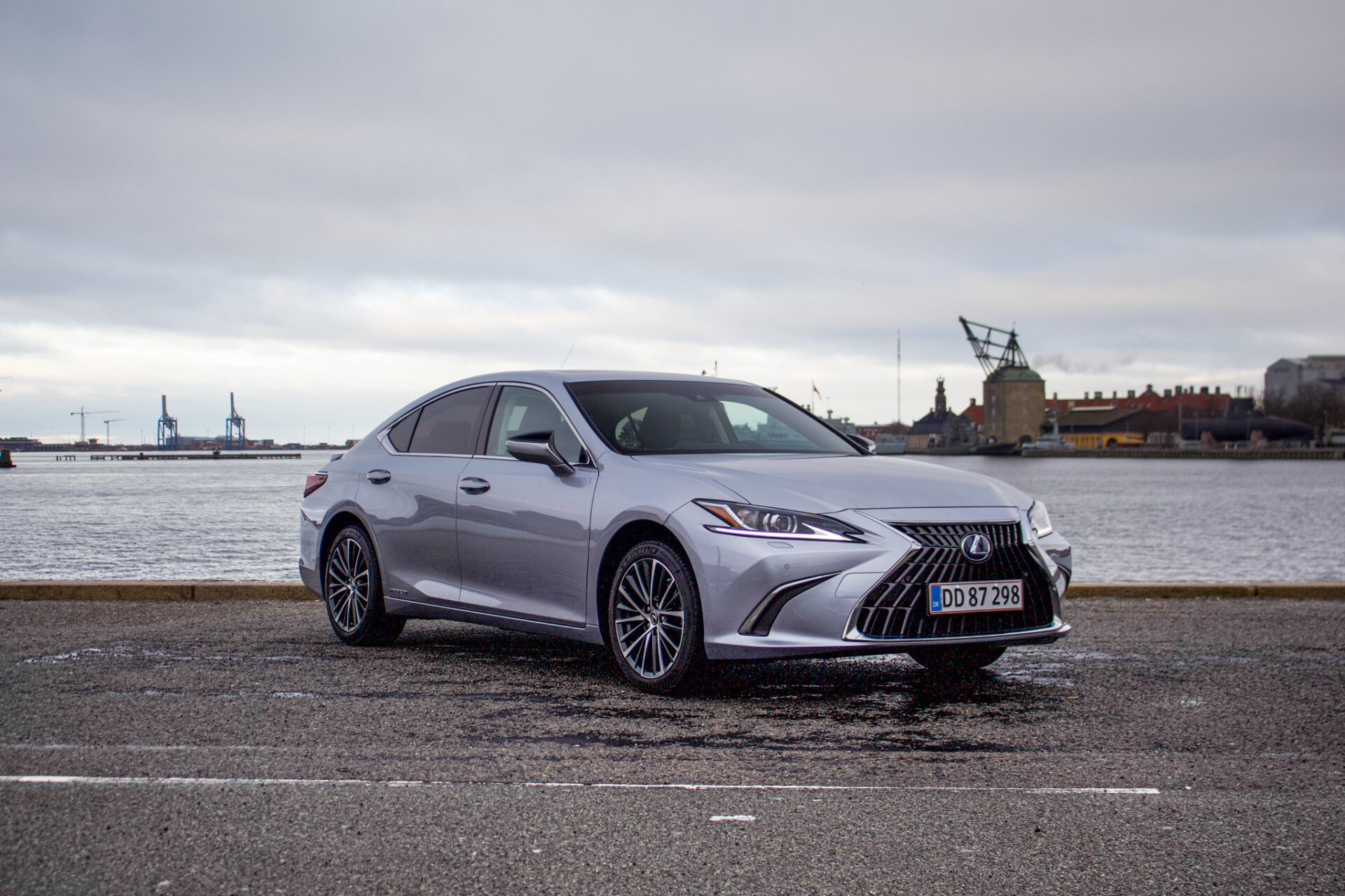 Silverfärgad lexus es parkerad vid hamn.