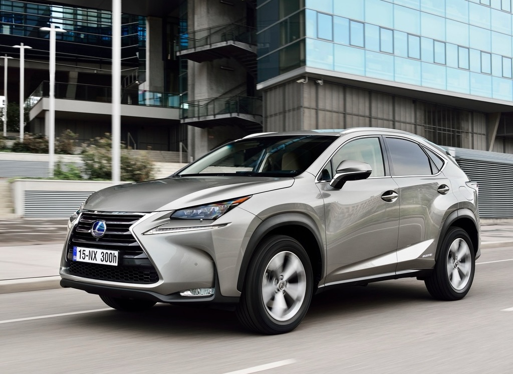 Silverfärgad Lexus NX körandes på stadsväg.