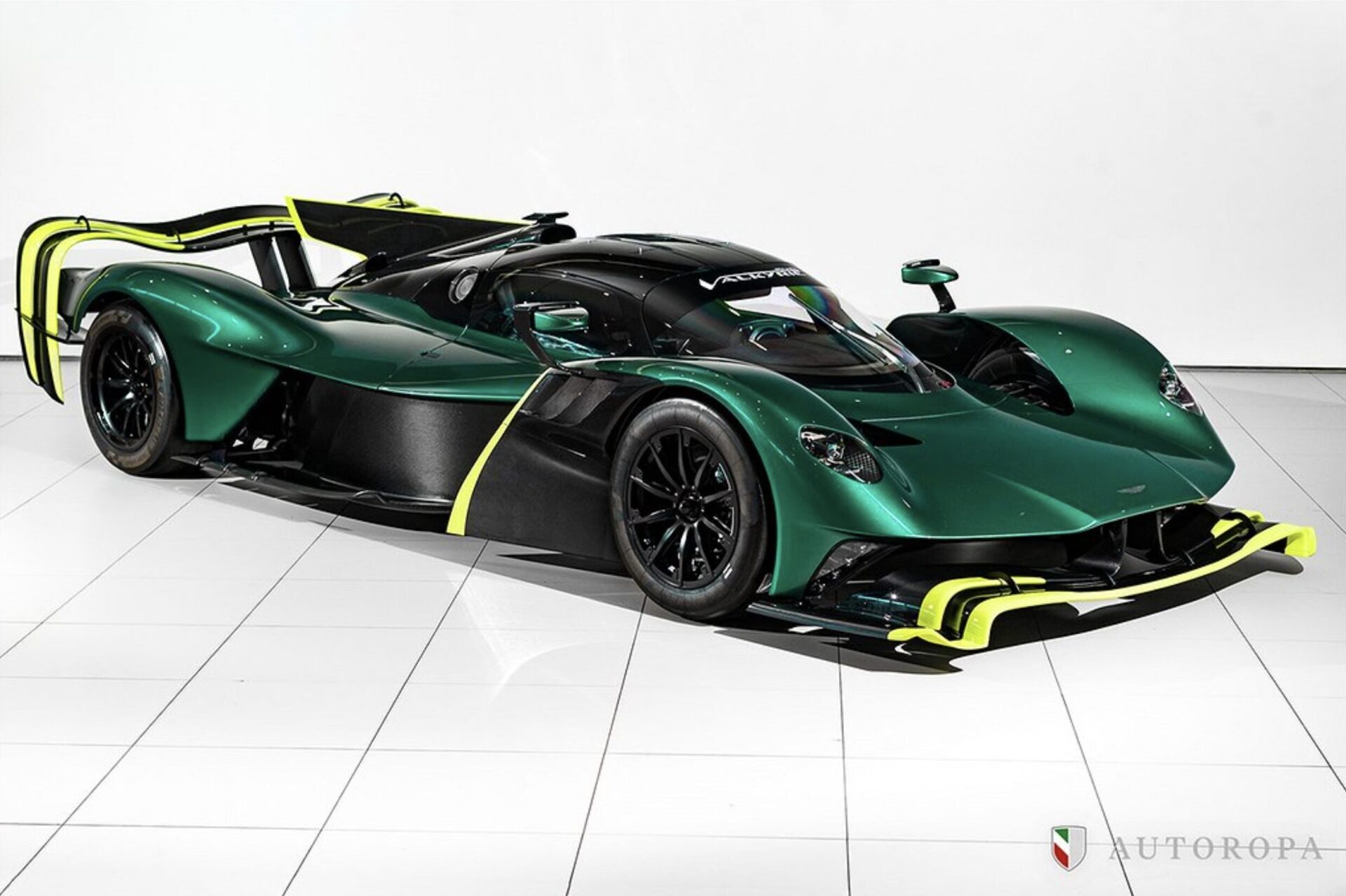 Aston Martin Valkyrie AMR Pro sedd från sidan, med sin aerodynamiska design och kaross i grön och svart.